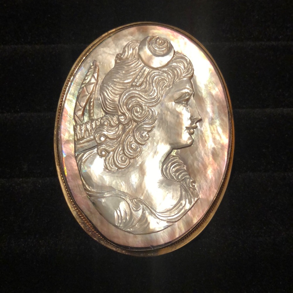 Vintage 14kt gold MOP Cameo Pendant / Brooch